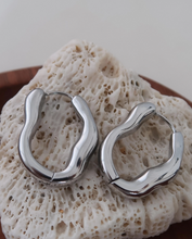 Load image into Gallery viewer, Darcy Oval Hoop
